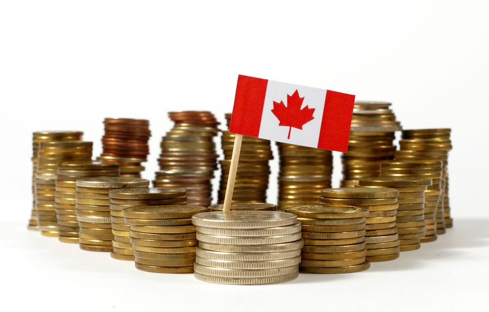 Drapeau du Canada sur une pile de pièces de monnaie