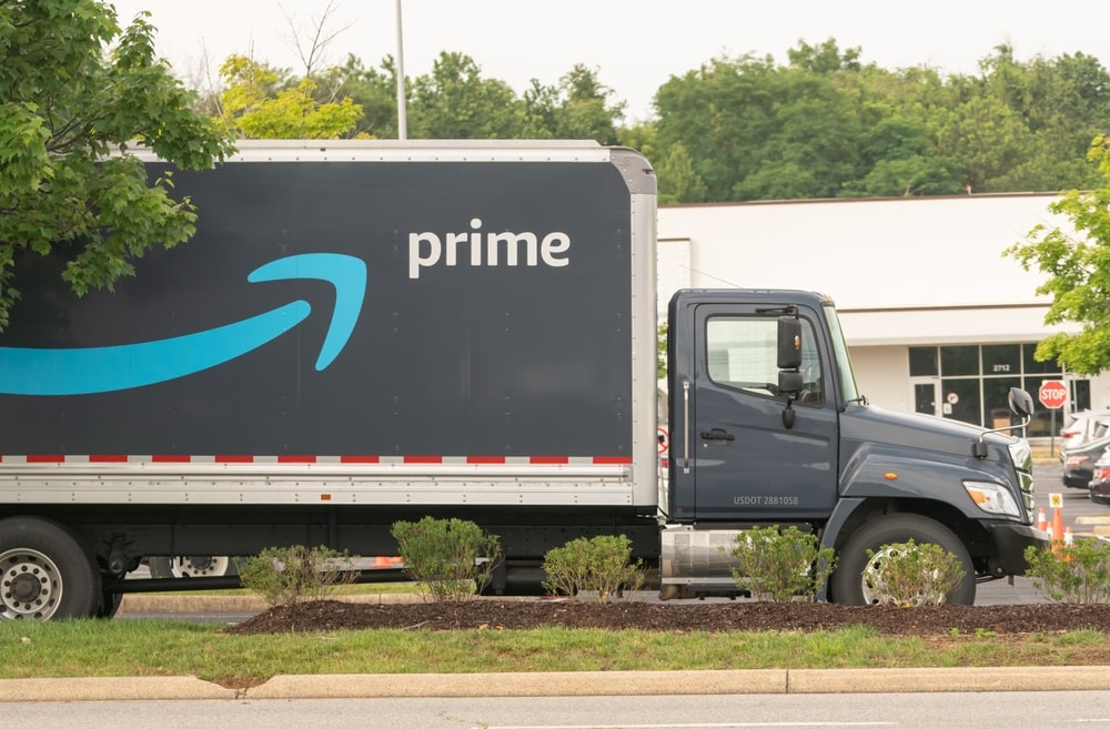 un camion Amazon garé sur un parking