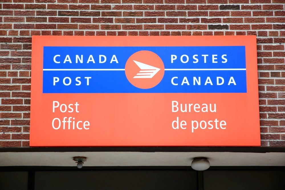 Panneau de Postes Canada en anglais et en français